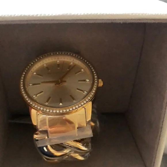 Watch - Picture 2 of 3